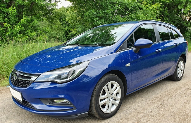 Opel Astra cena 37500 przebieg: 130000, rok produkcji 2018 z Otwock małe 232